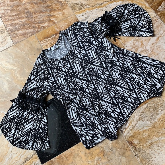 Linda Leal tunic with lace bell arms - Picture 2 of 9